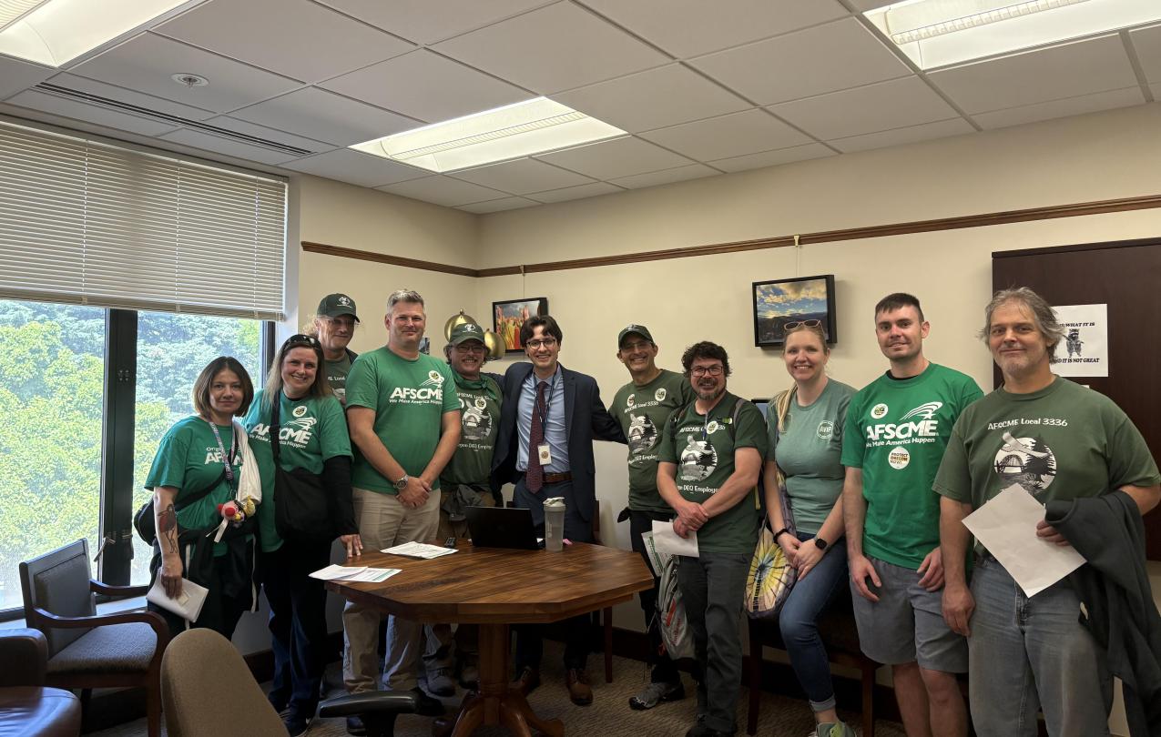 Oregon AFSCME DEQ members posing with Oregon legislator staff